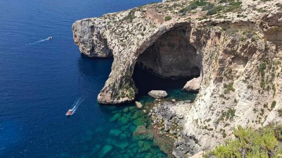 Malta: 5 hr Vintage Bus Tour - Mdina & Blue Grotto inc. food