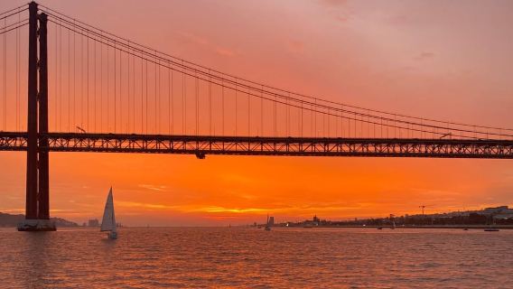 Lisboa: Passeio ao Pôr do Sol com Vinho em um Iate