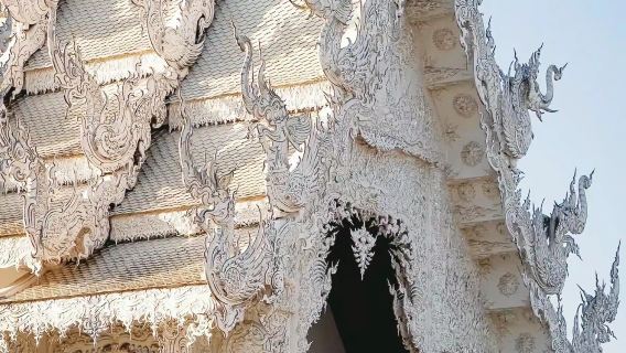 ワット ローンスアテン+ワット ローンクン+バーンダム博物館 ワンデーツアー【カヤン族|中国語ガイド|ホテル送迎】