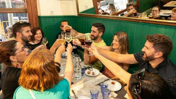 Barcelona: Small Group Guided Walking Tour + Tapas & Drinks
