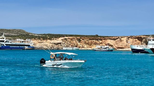Mellieha: 15:00 Uhr Schnellbootfahrt rund um die Comino-Höhlen, 2 Stunden Blaue Lagune