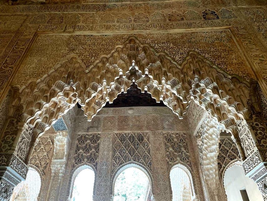 Alhambra and Nasrid Palaces Guided Tour with Tickets