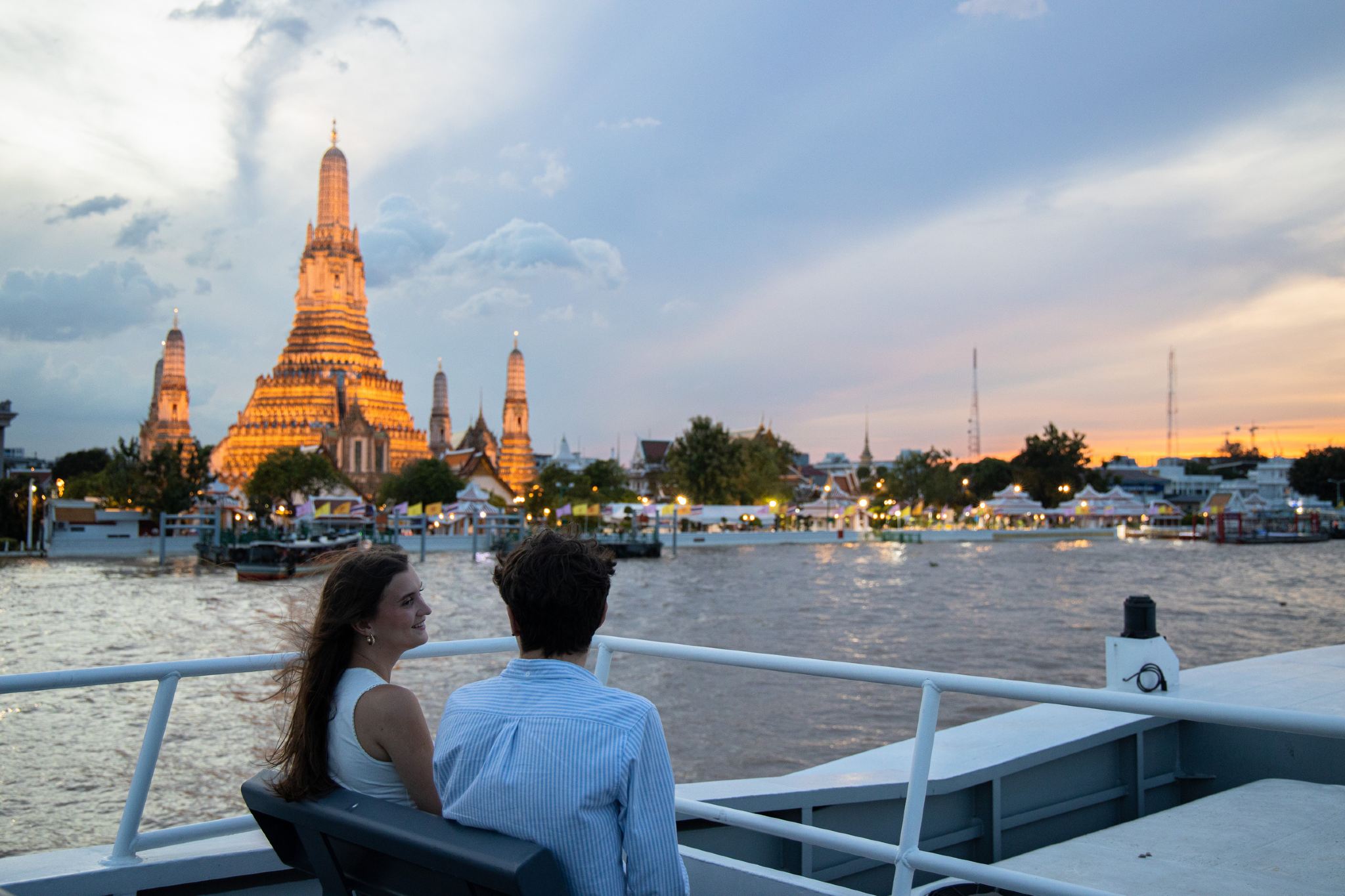 Bangkok Chao Phraya River Sightseeing Boat: Cabina climatizzata e ponte superiore panoramico + Bonus accesso giornaliero