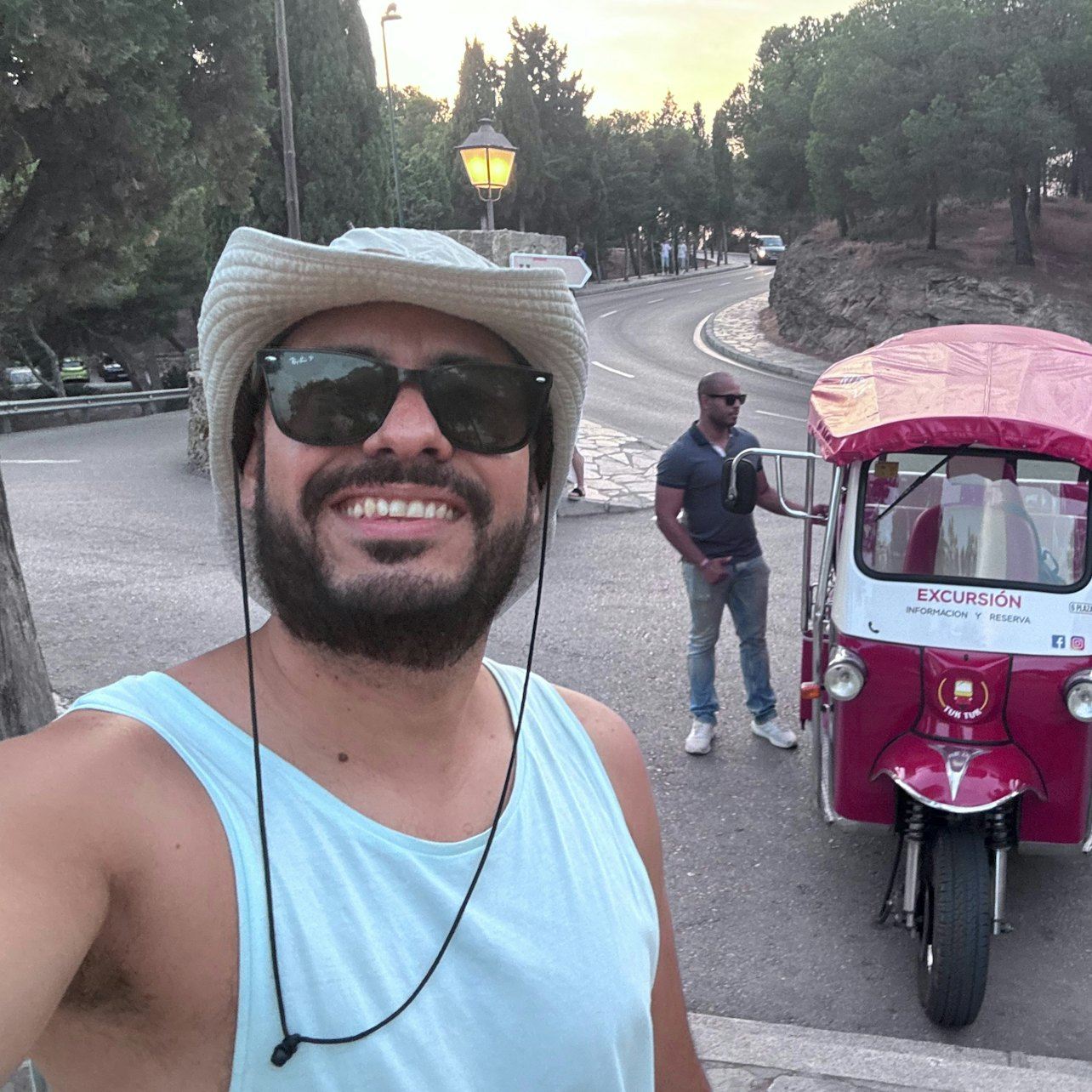 Malaga: tour guidato in tuk tuk + trasferimento di andata e ritorno