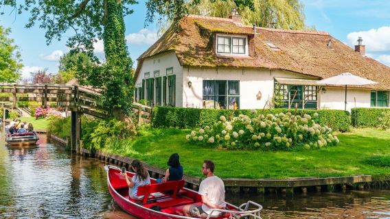 Giethoorn: Guided Tour from Amsterdam + Boat Cruise