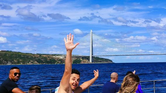 Istanbul: Bosphorus & Black Sea Sightseeing Cruise with Lunch