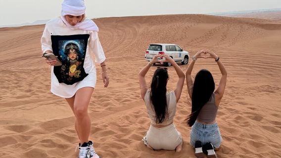 การผจญภัยในทะเลทรายยามเช้าที่ดูไบ: ขี่อูฐบนแซนด์บอร์ด Falcon Photo