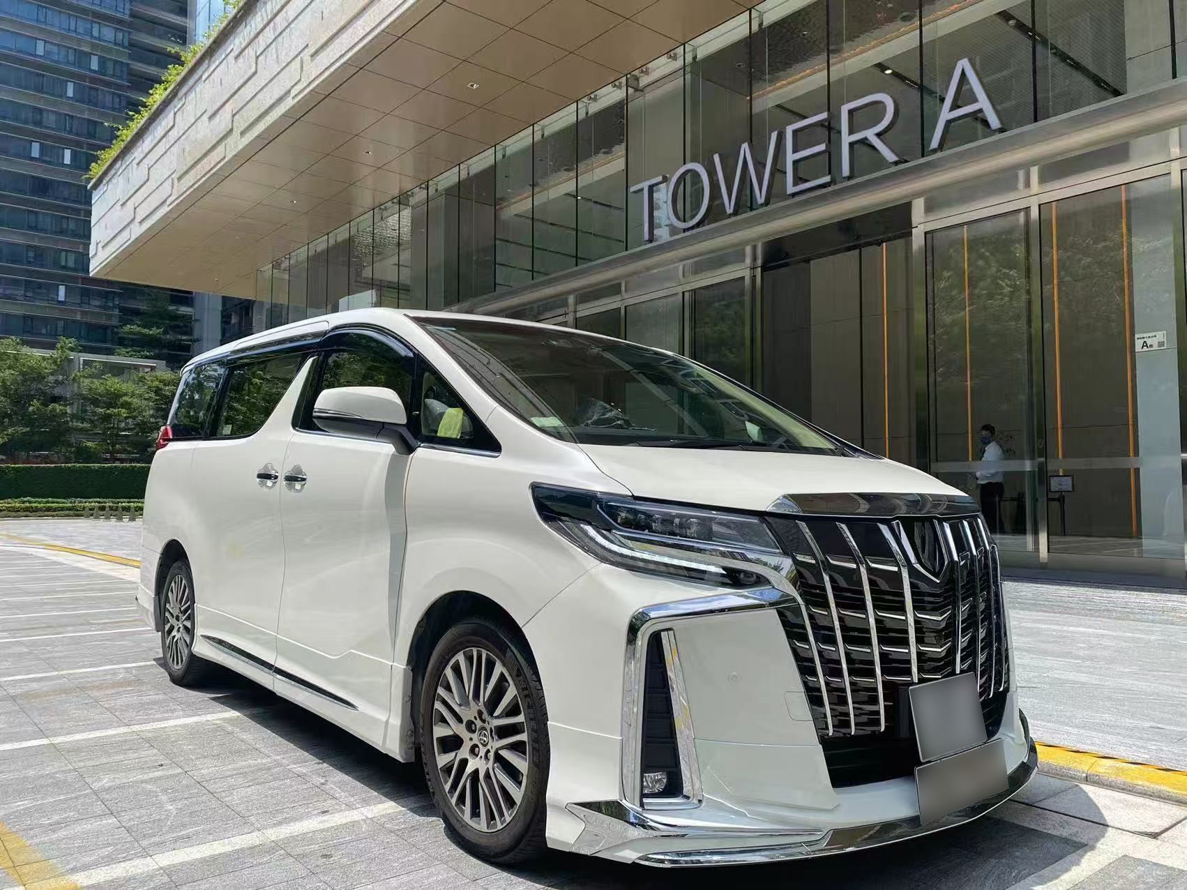 Cross-border transfer service in Guangdong-Hong Kong-Macau, Hong Kong transfer service. Private charter from Hong Kong to Shenzhen and Macau with 7-seater van for door-to-door pickup.