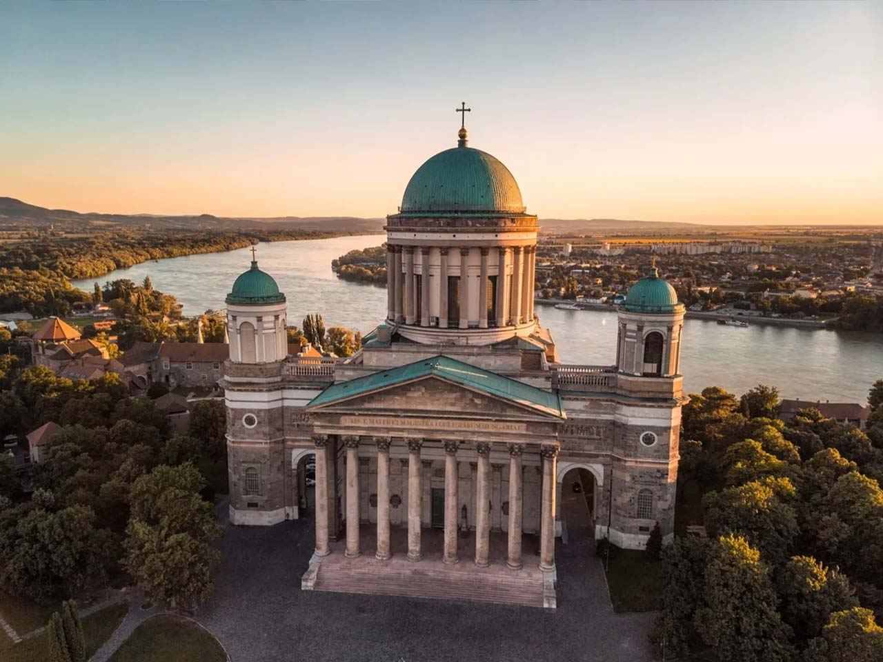 ทัวร์ 1 วันจากบูดาเปสต์ ฮังการี ไปยังเมืองเล็กๆ รอบแม่น้ำดานูบ (3 เมือง + รวมอาหารกลางวัน)