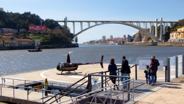 Experiencia en helicóptero panorámico de Oporto, Portugal (vistas aéreas de la costa de Oporto, el Puente Don Luis I y el serpenteante Río Duero, entre otros monumentos famosos)