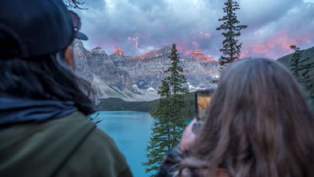 バンフ発:サンライズ・モレーン&ルイーズ湖プレミアムガイドツアー