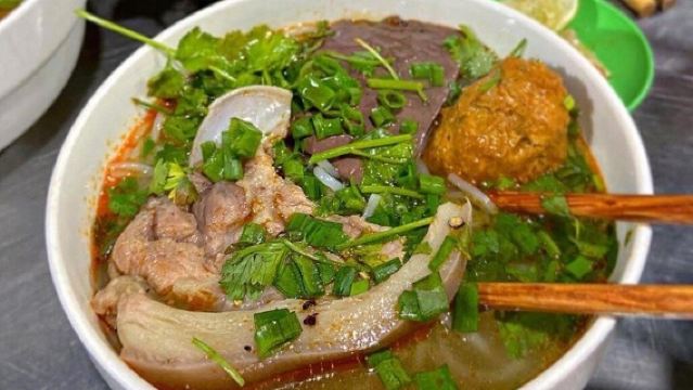 Aventure en scooter à Saigon - Visite de la ville et découverte de la gastronomie de rue