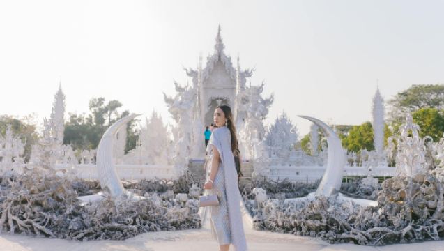 Chiang Rai: Thai Costume at White Temples with Private Transfer from Chiang Rai and from Chiang Mai