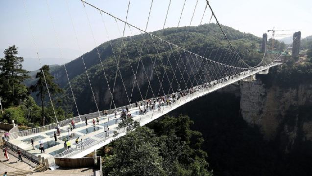 張家界天門山国家森林公園 + 張家界大峡谷グラスブリッジプライベートツアー1日（天界の仙山に登り、峡谷の神秘的な世界を探検）