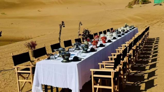 騰格里野奢體驗丨沙漠燭光火鍋晚宴