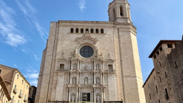 Barcelona pergi-balik | Lawatan sehari ke Bandar Lama Gerona + Muzium Dali (tidak termasuk tiket masuk)