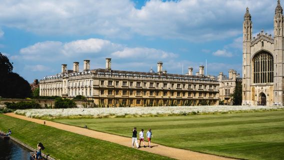 Custom day tour with private charter to Cambridge! Experience a day as a student (adjustable itinerary)