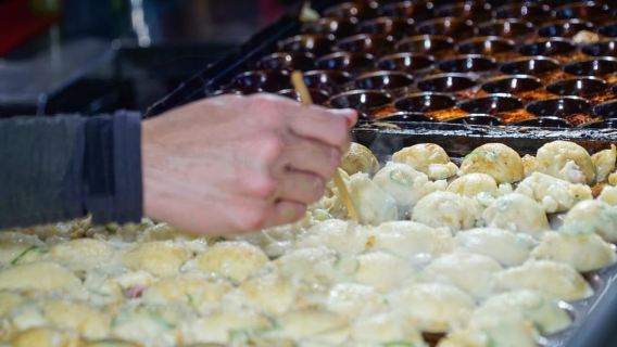 Osaka: Kuromon Market Food Walking Tour (6 stops, 6 tastes)