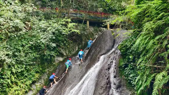 桂林陽朔帶娃一起「探索新境」玩|龍頸河漂流＋可以爬的古東瀑布