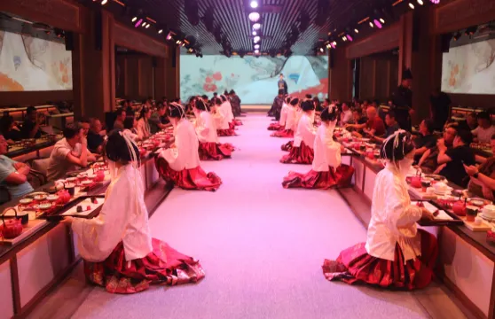 南京金陵夢華宮廷盛宴體驗（南京必打卡的宮宴餐廳＋視覺味覺雙重盛宴＋戲曲古箏中國文化＋沉浸式體驗古代帝王）