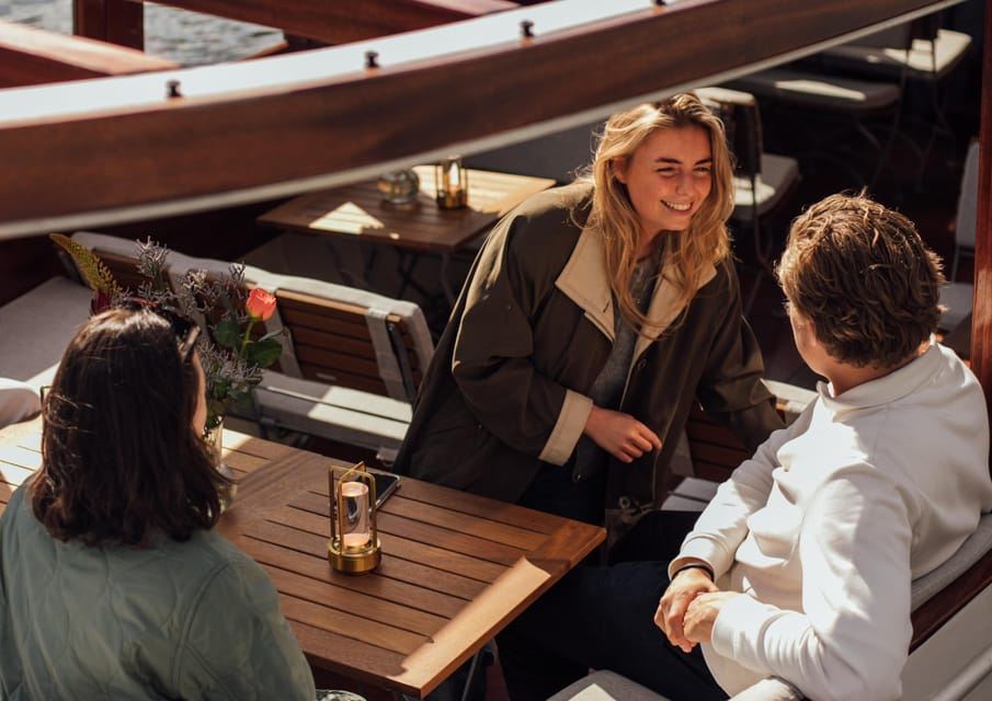 Amsterdam: Luxury Saloon Boat Cruise with Cocktails & Waffle