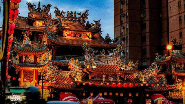 台北一日探險：瀑布奔騰、天燈翱翔、巷弄低語。