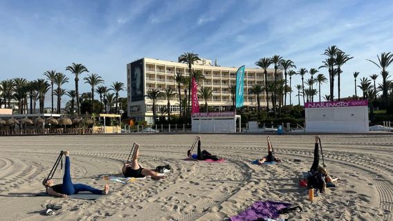 Jávea: Playa de L'Arenal의 해변 요가 수업(영어)
