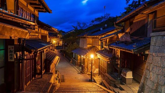 祇園夕暮れ散歩:芸者と隠れた京都