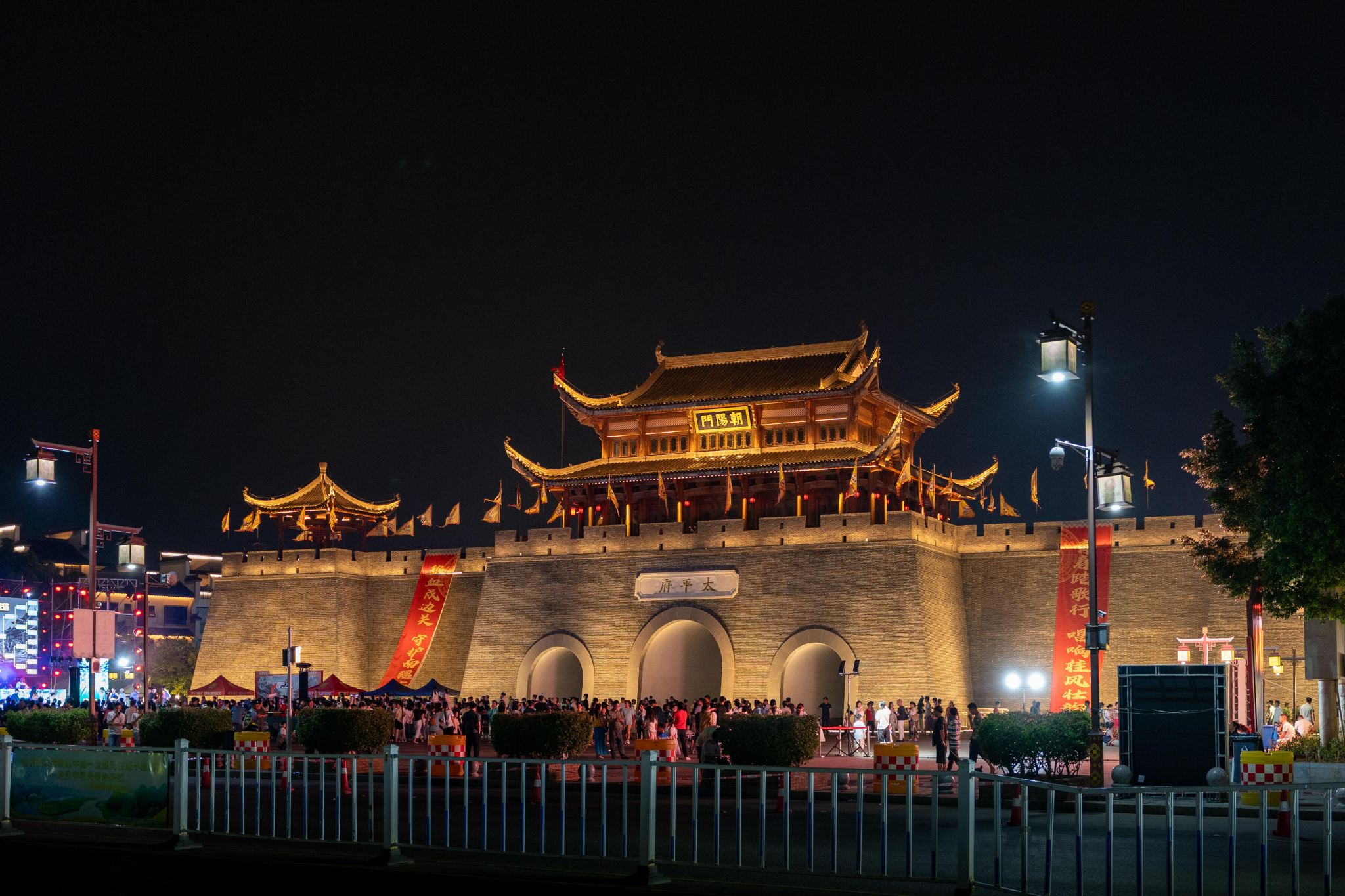 Guangxi Chongzuo Dongnayu Bay + Dragon Palace Fairyland + Taiping Ancient City Private Charter 1-day Tour with English Service Available