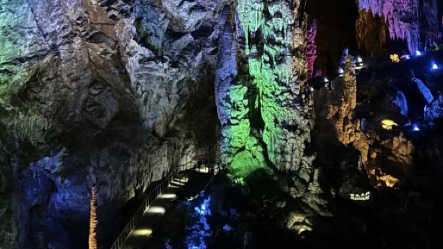 Tagesausflug zur Furong-Höhle in Wulong mit Bootsfahrt auf dem Furong-Fluss