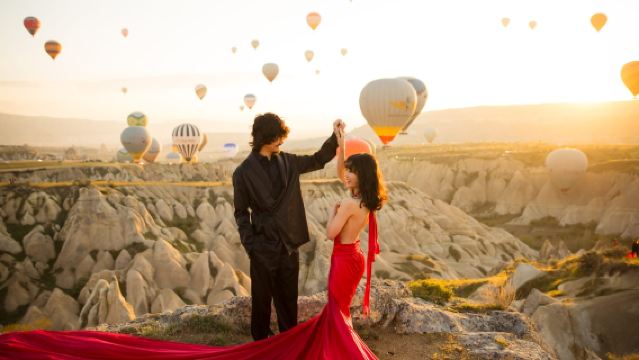 TürkiyeGoremeLove Valley CappadociaTravel photography[Flying Dress PhotoShoot]