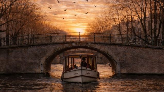 Amsterdam Evening Canal Cruise with Live Guide and Onboard Bar