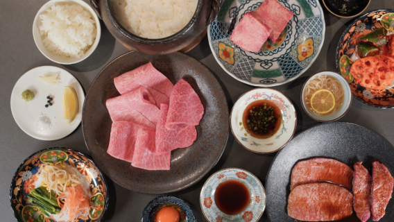 [Nakatsu Yakiniku Sushi Sushi] Wyselekcjonowany zestaw szefa kuchni Sushi | 8 dań, 15 przystawek, wybór wołowiny wagyu
