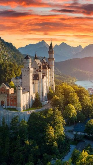 Round-trip 1-day tour from Munich to Neuschwanstein Castle and Linderhof Palace in Germany