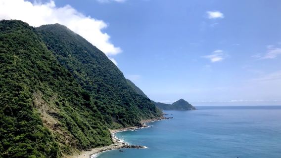 Excursión de un día a los hermosos paisajes de la bahía de Donghai en el condado de Yilan y la destilería de whisky Kavalan con salida desde Taipéi