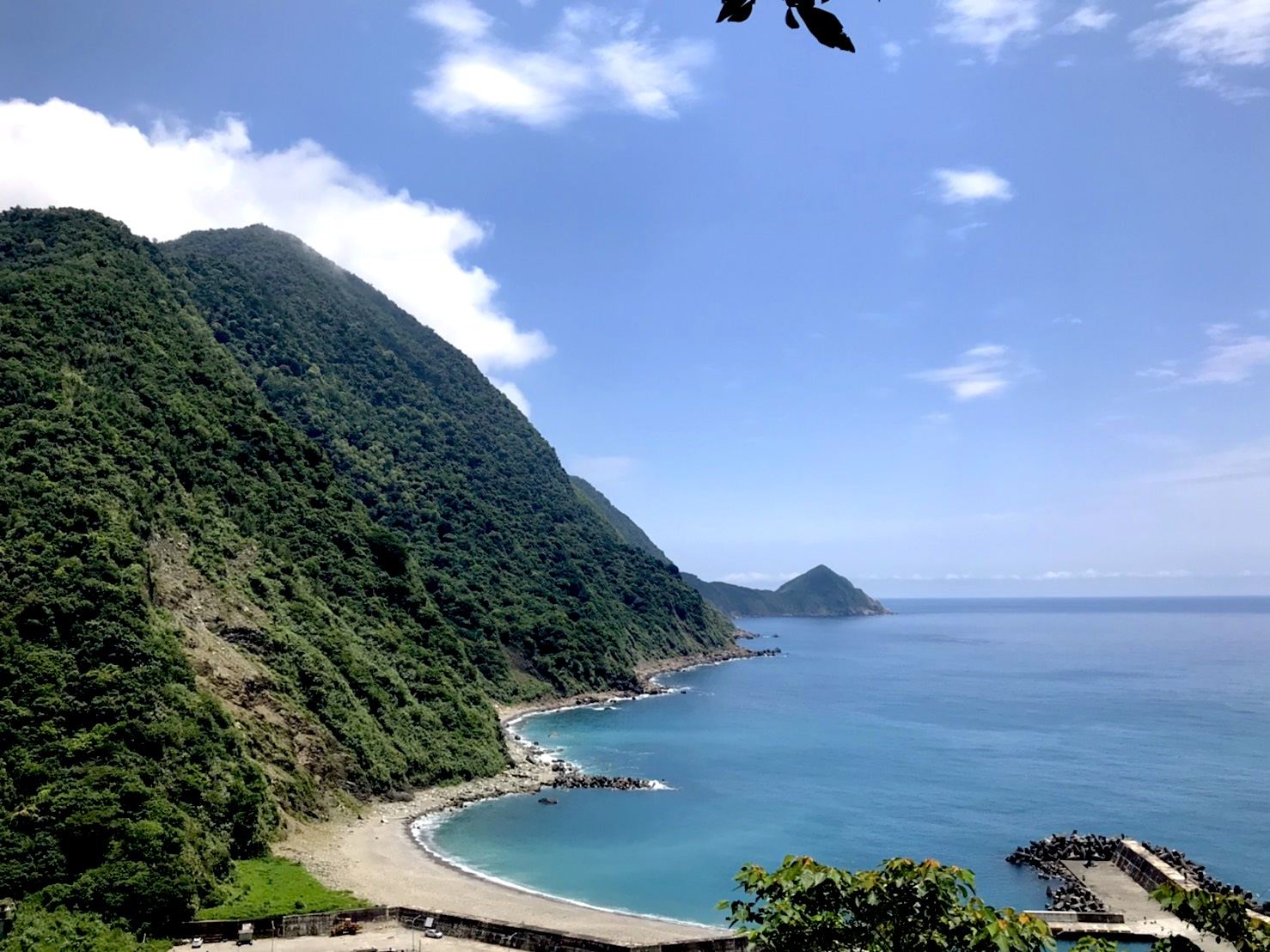Excursión de un día a los hermosos paisajes de la bahía de Donghai en el condado de Yilan y la destilería de whisky Kavalan con salida desde Taipéi