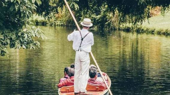 Recorrido en bote por la Universidad de Oxford dirigido por estudiantes universitarios