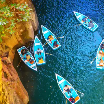 宮崎高千穂峡＋阿蘇火山草千里の秘境ワンデーツアー、天空の小鉄道体験