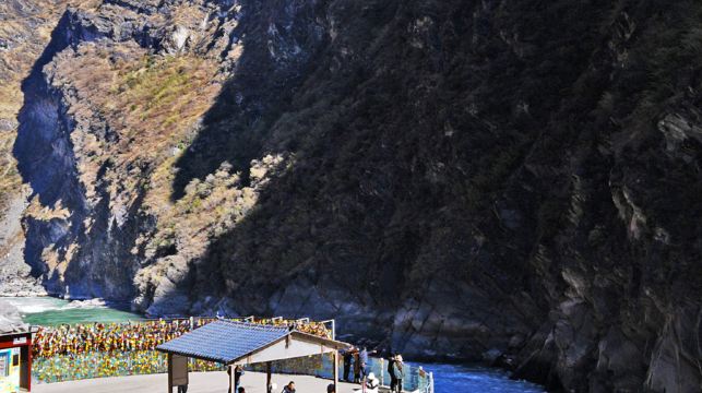 麗江+虎跳峽+哈巴觀景台+白水台8人小團一日遊純玩