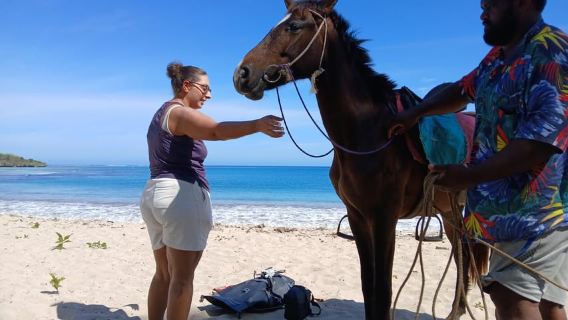 Recorrido por la playa de Natadola con piscina de barro y aguas termales de Tifajek