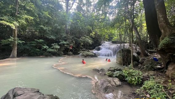 Tour delle cascate di Erawan, del fiume Kwai e della ferrovia: da Bangkok