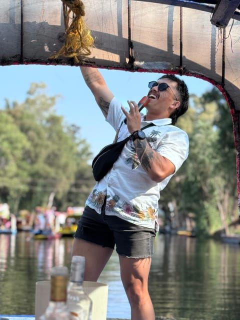 Xochimilco : Dégustation de tequila (à volonté) et fête culturelle sur un bateau
