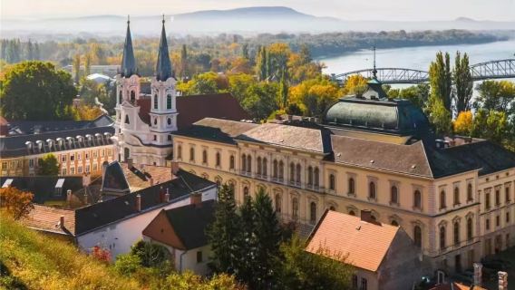 匈牙利布達佩斯聖安德烈小鎮+維謝格拉德堡+埃斯泰爾戈姆一日遊