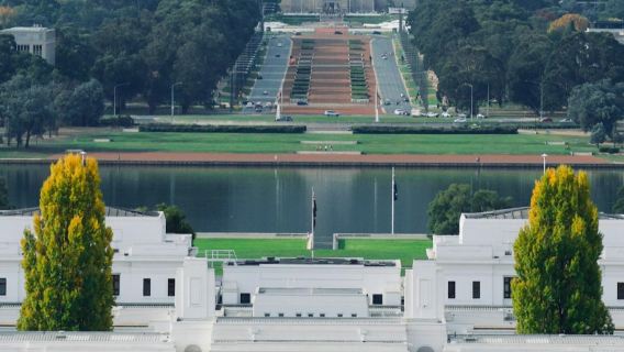 Canberra: Guided Tour + Roundtrip Transfer