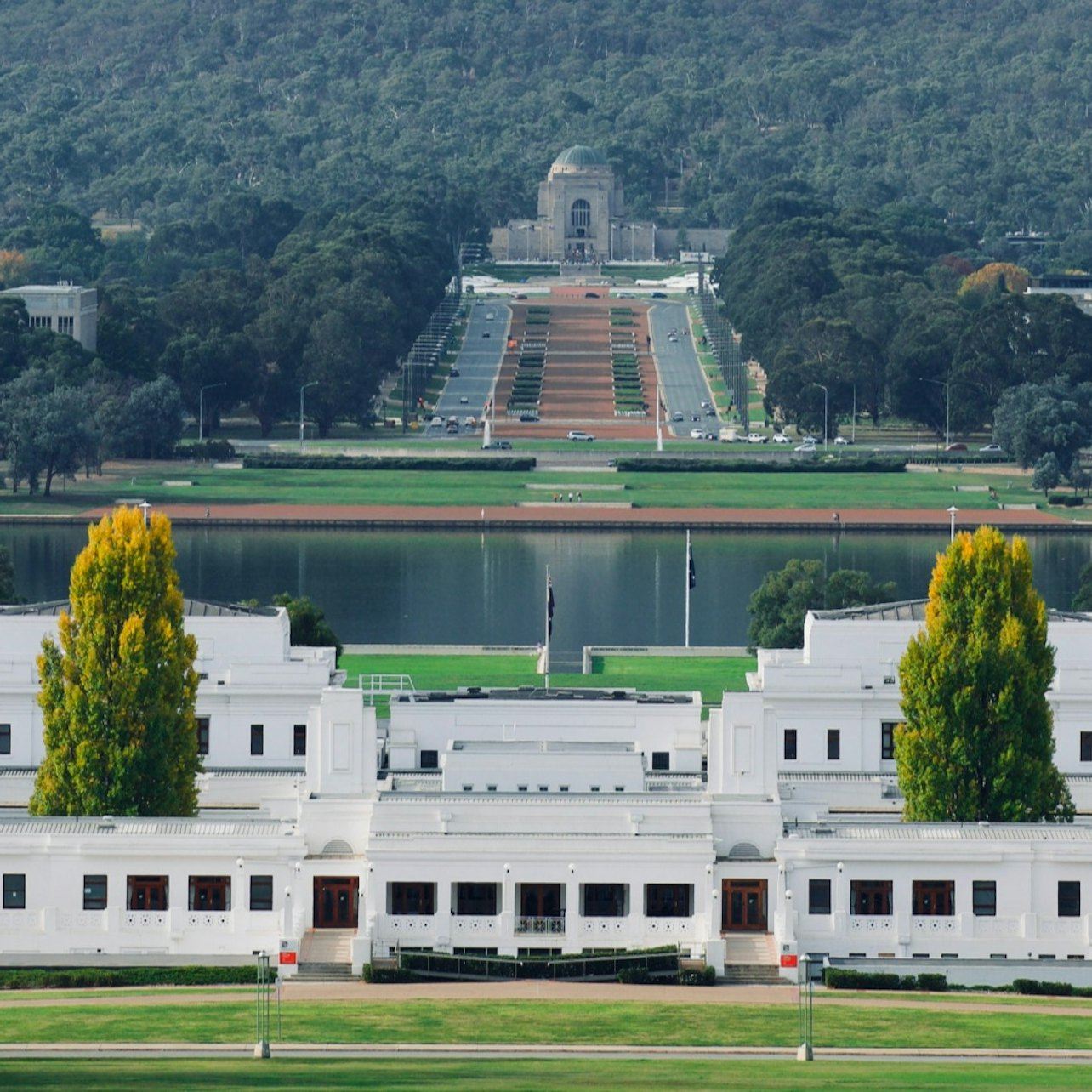 Canberra: Guided Tour + Roundtrip Transfer