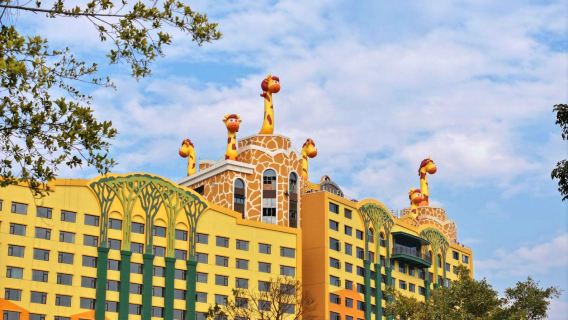 Пакет «3 дня 2 ночи» в отеле «Замок Жирафа» Цинюань: безлимитное посещение «Лесного королевства», шведский стол по желанию, проживание