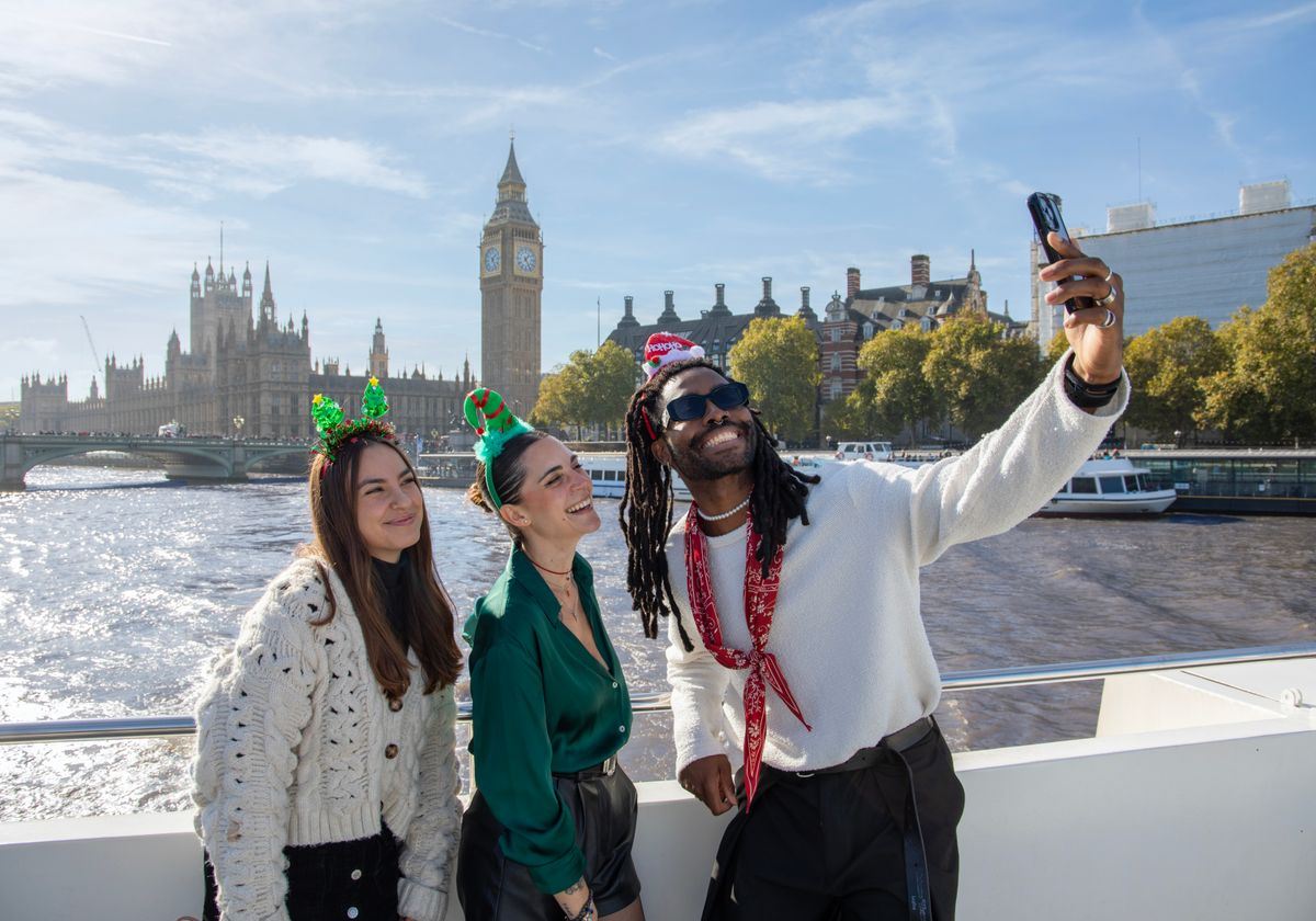 ตั๋วเรือเที่ยวชมแม่น้ำเทมส์ในลอนดอน ประเทศอังกฤษ ใช้ได้ 24 ชั่วโมง ขึ้นลงเรือได้ไม่จำกัดจำนวนครั้ง (ใช้ได้ที่ท่าเรือ 4 แห่ง)