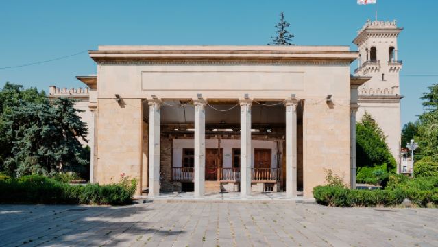 Gori: Private Charter Day Tour to Stalin Museum and Gori Fortress