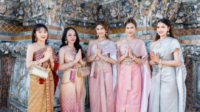 กรุงเทพฯ: ชุดไทยโบราณ (ชุดศิวาลัยหรือจักรี) อุปกรณ์ประกอบฉากที่วัดอรุณ และบริการรถรับส่งที่พัก พร้อมตัวเลือก