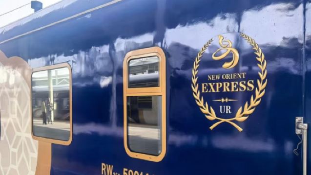 2026 รถไฟโอเรียนท์เอ็กซ์เพรส·สัมผัสความหรูหราทางเหนือและใต้ของซินเจียง เส้นทางซินเจียงใต้และเหนือ เดินทางผ่านความลับของอาเฮ่อ/เทือกเขาทองคำ/เมืองโบราณพันปี